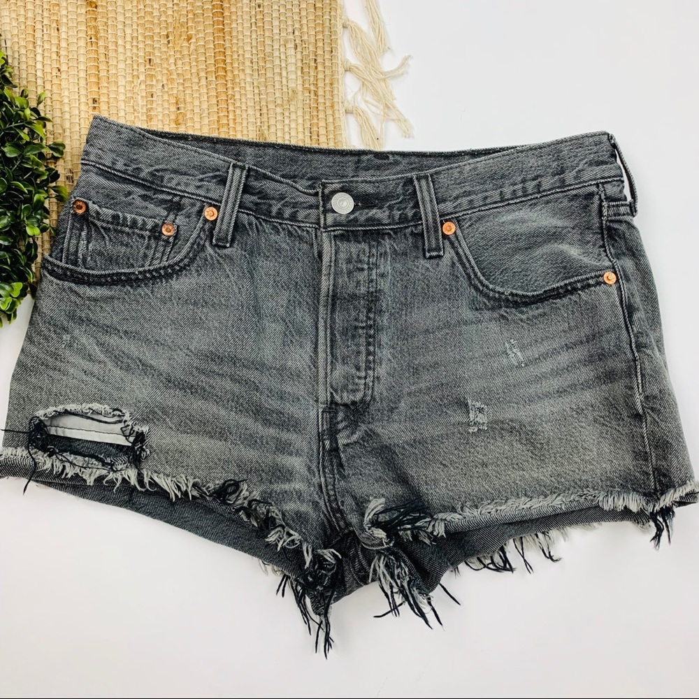 Levi’s 501 cut off distressed denim shorts sz 29